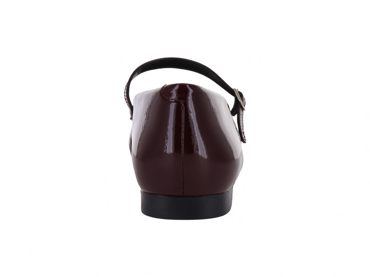 Zapato plano de charol color vino con correa y hebilla dorada para Niña.