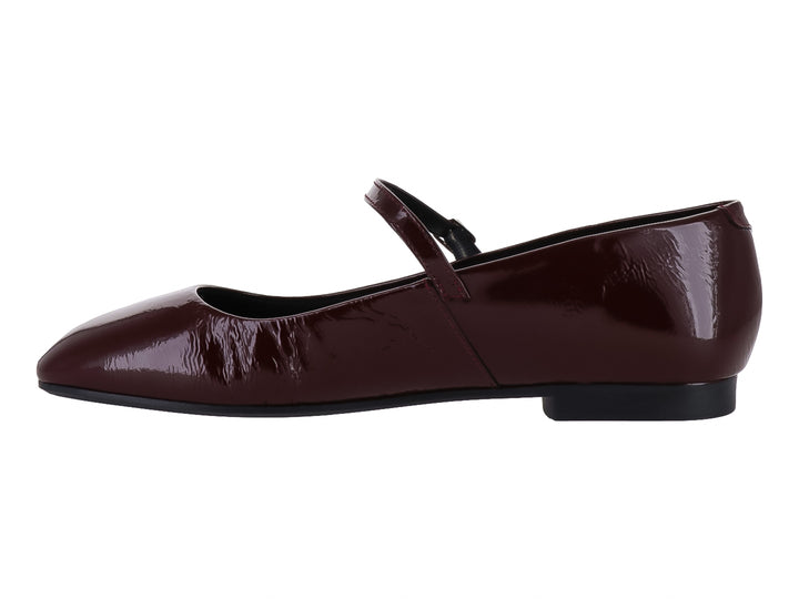 Zapato plano de charol color vino con correa y hebilla dorada para Niña.
