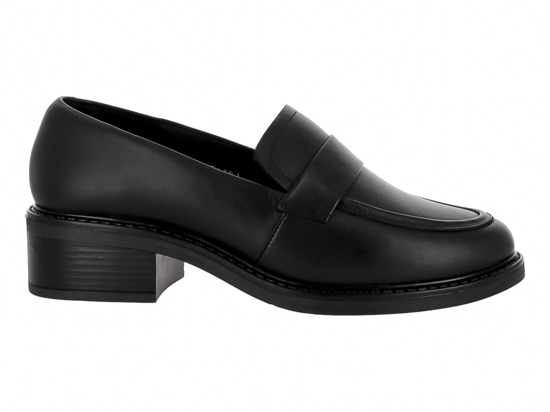 Zapato tipo mocasín de cuero negro con tacón cuadrado y acabado liso.