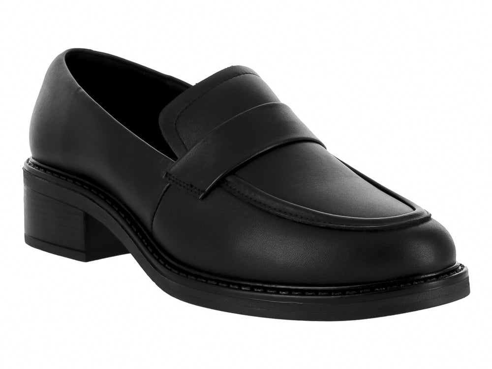 Zapato tipo mocasín de cuero negro con tacón cuadrado y acabado liso.