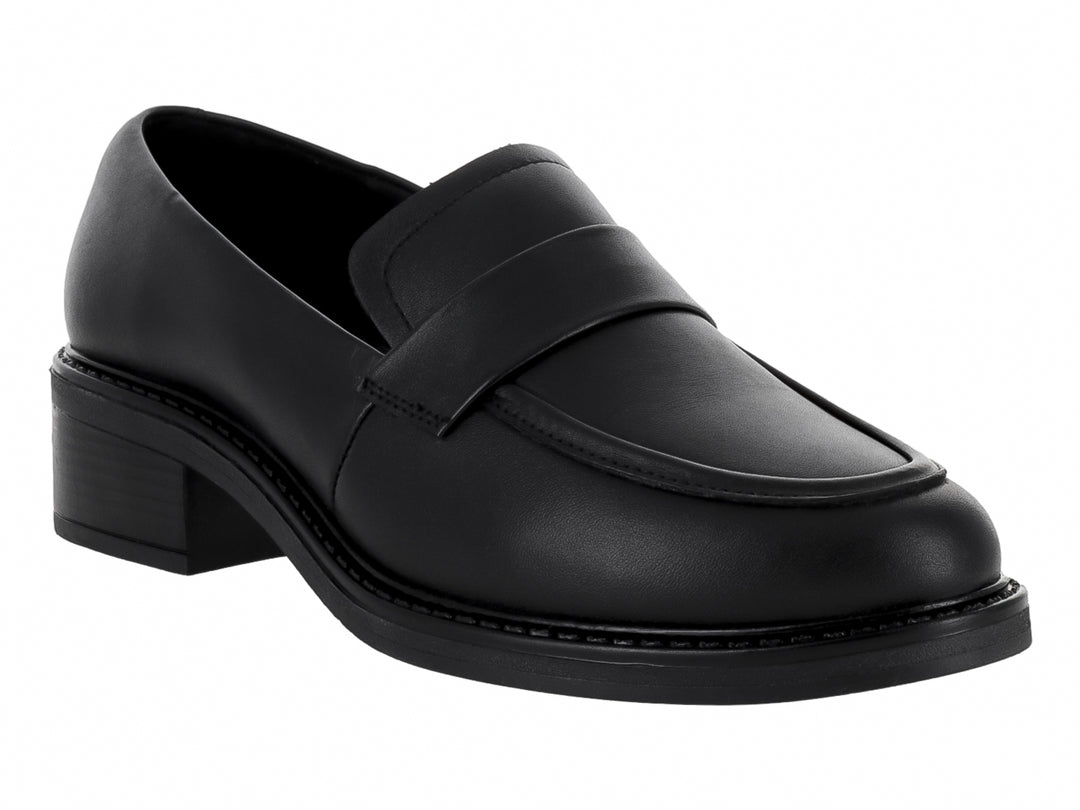 Zapato tipo mocasín de cuero negro con tacón cuadrado y acabado liso.