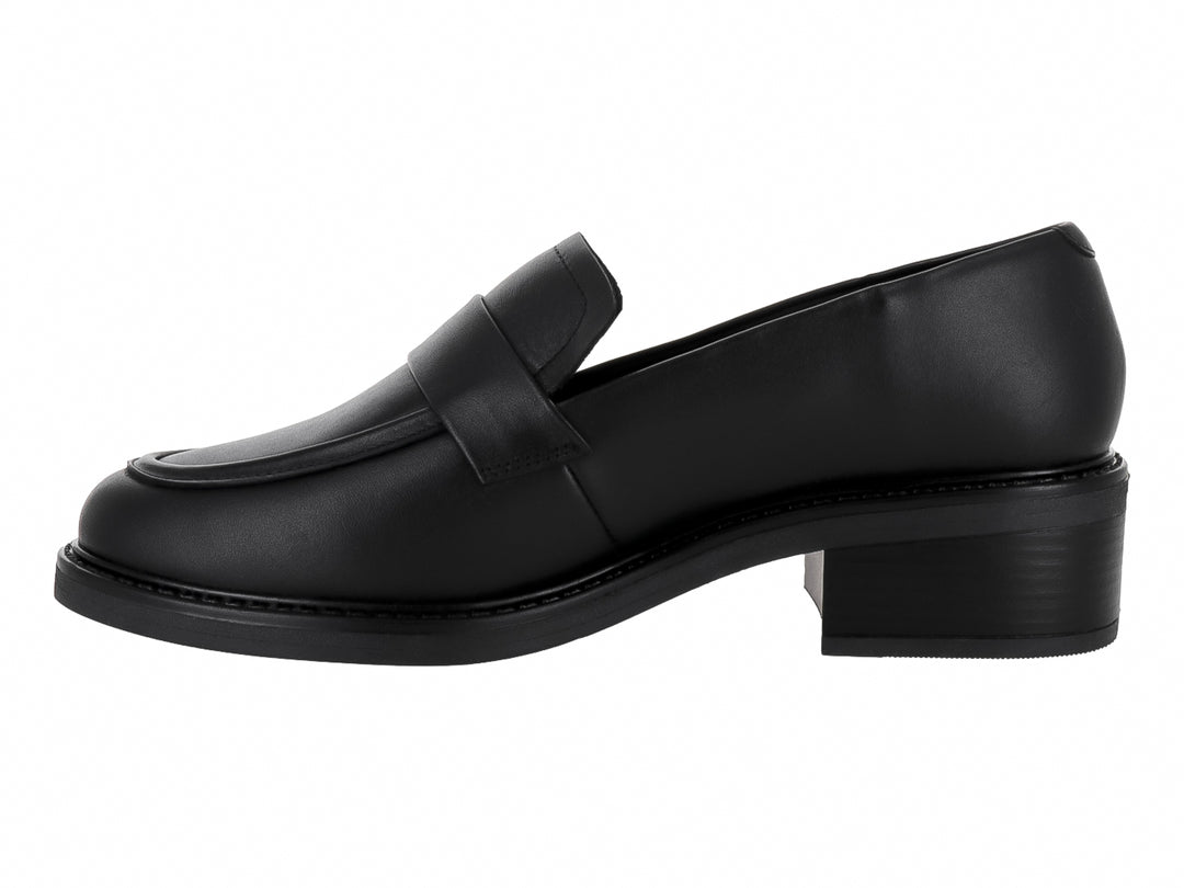 Zapato tipo mocasín de cuero negro con tacón cuadrado y acabado liso.