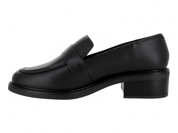 Zapato tipo mocasín de cuero negro con tacón cuadrado y acabado liso.