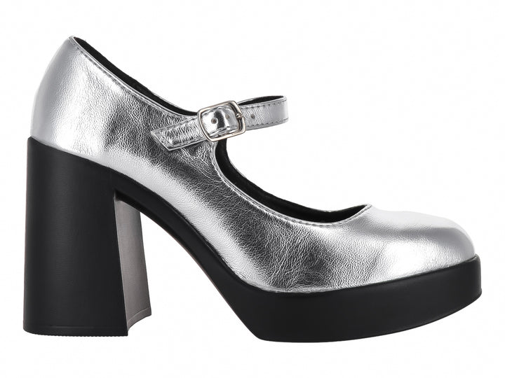 Zapato de tacón plataforma color plata con suela negra y correa con hebilla.