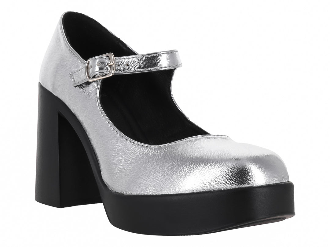 Zapato de tacón plataforma color plata con suela negra y correa con hebilla.