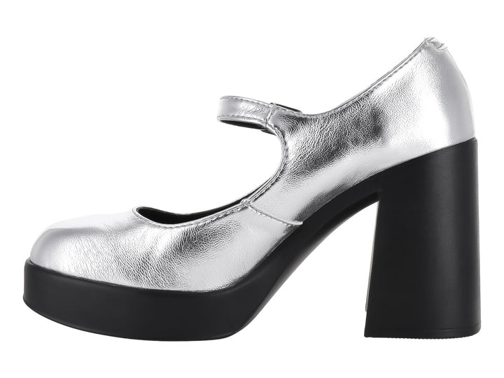 Zapato de tacón plataforma color plata con suela negra y correa con hebilla.