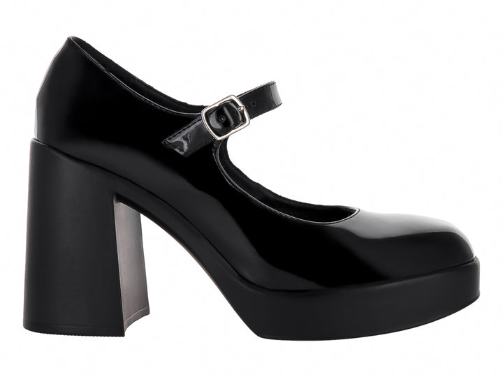 Zapato de tacón y plataforma en charol negro con correa y hebilla metálica.