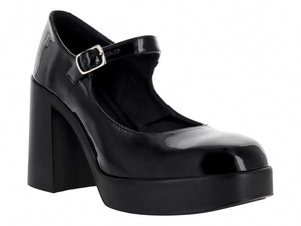 Zapato de tacón y plataforma en charol negro con correa y hebilla metálica.