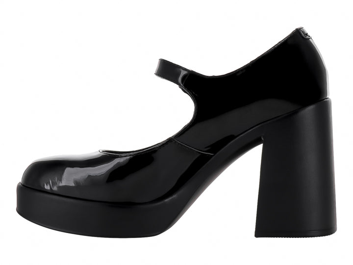 Zapato de tacón y plataforma en charol negro con correa y hebilla metálica.