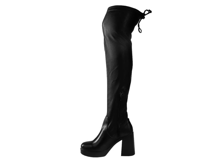 Botas altas negras sobre la rodilla con tacón cuadrado y plataforma.