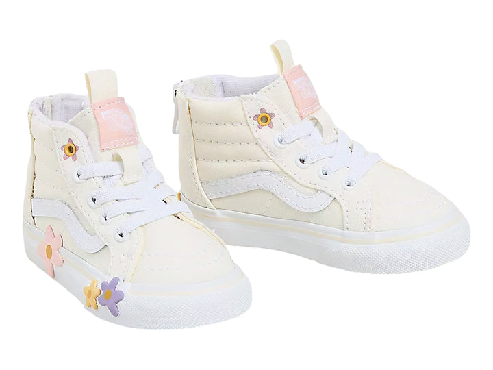 Tenis Vans Sk8-Hi color blanco hueso con aplicaciones de flores coloridas y cierre lateral.