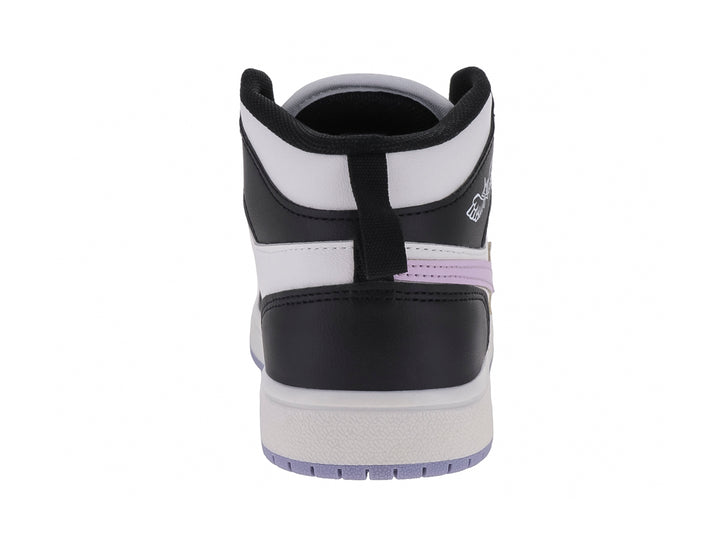 Tenis deportivos de bota en colores blanco y negro con detalles de estrella y rayo en color morado.