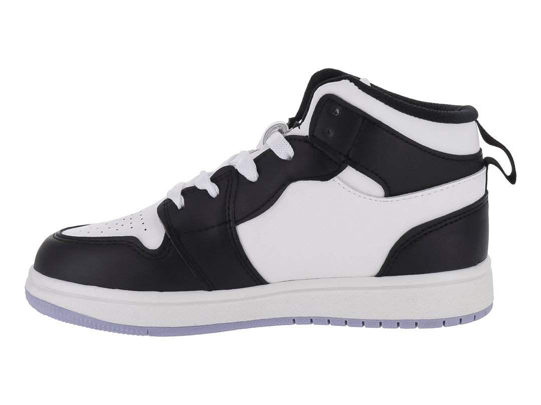 Tenis deportivos de bota en colores blanco y negro con detalles de estrella y rayo en color morado.