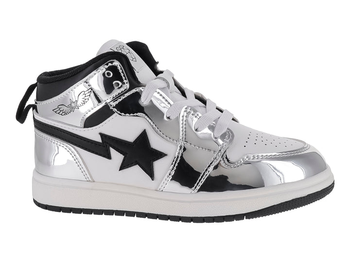 Tenis deportivos para niña en color plata brillante con detalles en blanco y negro y una estrella lateral.