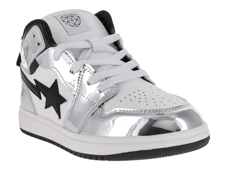 Tenis deportivos para niña en color plata brillante con detalles en blanco y negro y una estrella lateral.