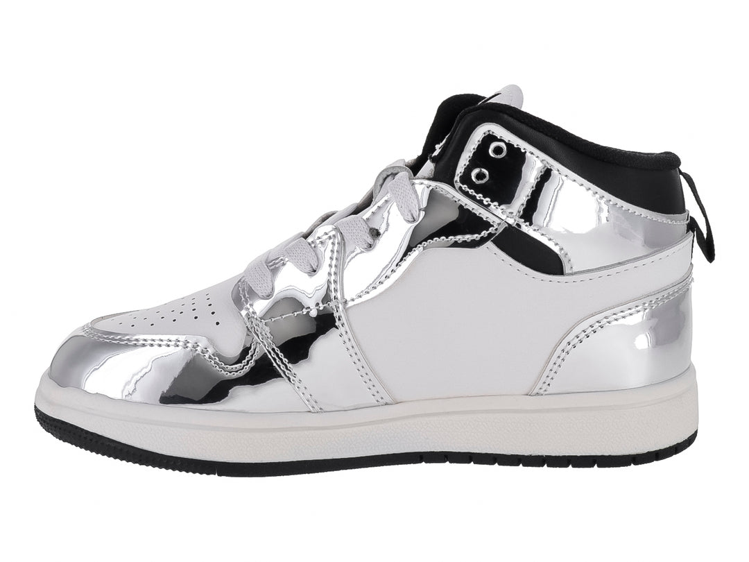 Tenis deportivos para niña en color plata brillante con detalles en blanco y negro y una estrella lateral.