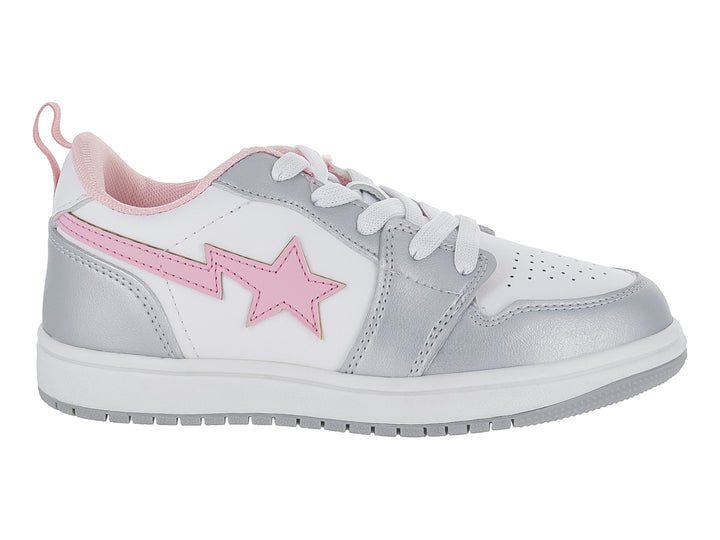 Tenis infantiles blancos y plateados con una estrella rosa en el costado y agujetas blancas.