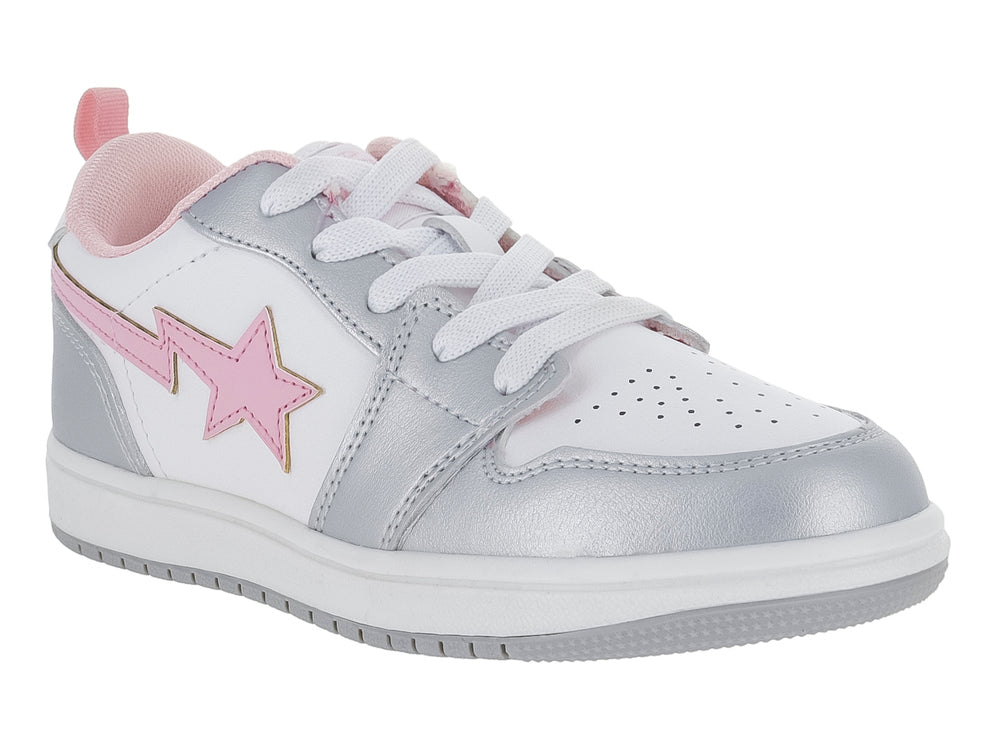 Tenis infantiles blancos y plateados con una estrella rosa en el costado y agujetas blancas.