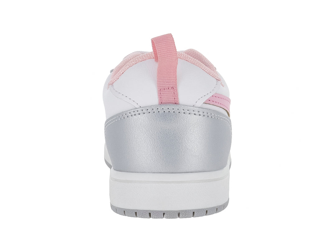 Tenis infantiles blancos y plateados con una estrella rosa en el costado y agujetas blancas.