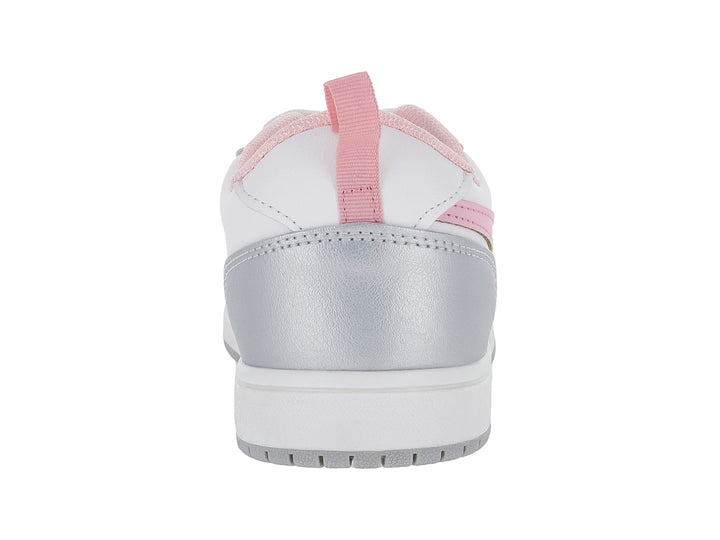 Tenis infantiles blancos y plateados con una estrella rosa en el costado y agujetas blancas.