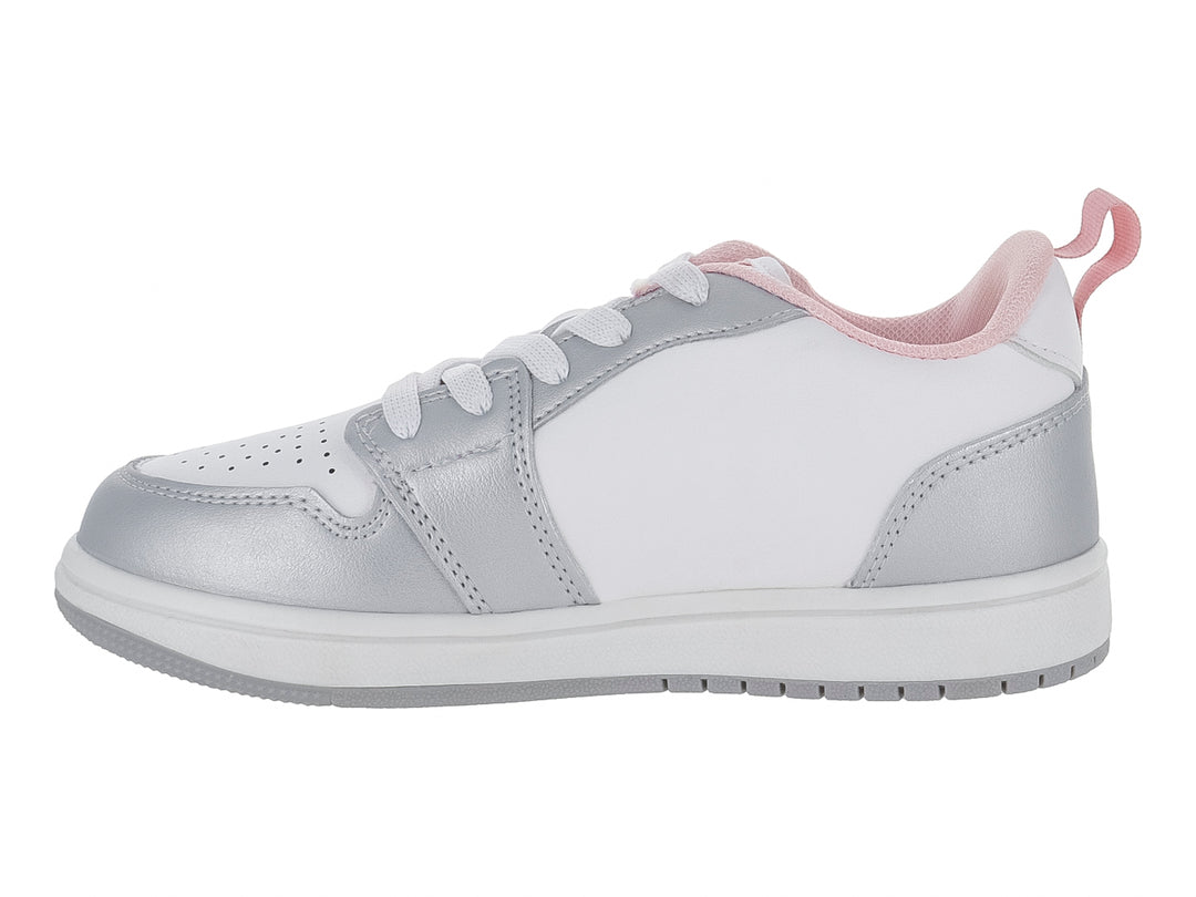 Tenis infantiles blancos y plateados con una estrella rosa en el costado y agujetas blancas.