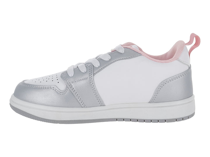 Tenis infantiles blancos y plateados con una estrella rosa en el costado y agujetas blancas.
