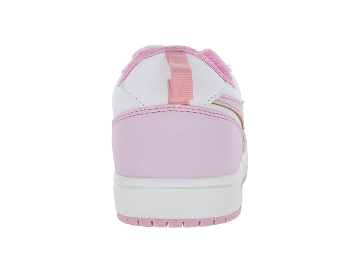 Tenis deportivos para niña en colores rosa y blanco con un detalle de estrella en el lateral.