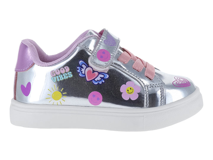Tenis plateados metálicos para niña con detalles en morado y rosa y dibujos coloridos.