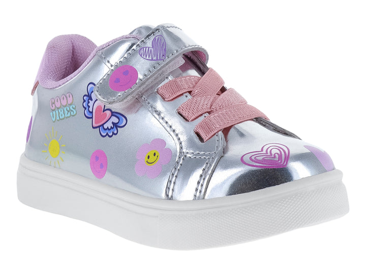 Tenis plateados metálicos para niña con detalles en morado y rosa y dibujos coloridos.