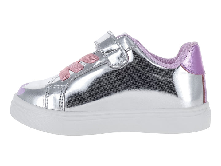 Tenis plateados metálicos para niña con detalles en morado y rosa y dibujos coloridos.