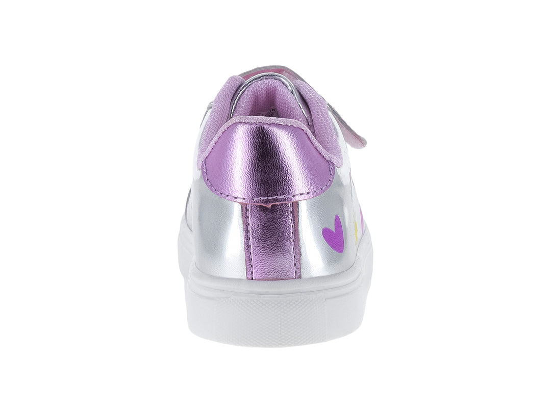 Tenis infantiles color plata brillante con detalles coloridos y suela blanca.