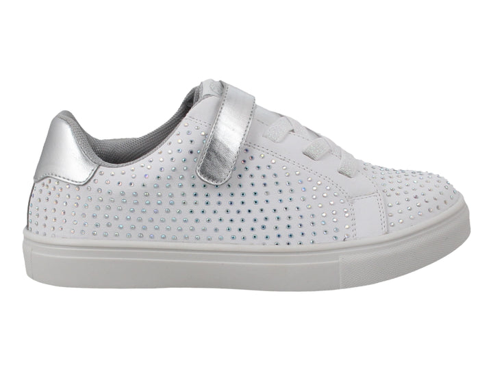 Tenis blancos con detalles plateados y pedrería brillante, con cierre de velcro y suela blanca.
