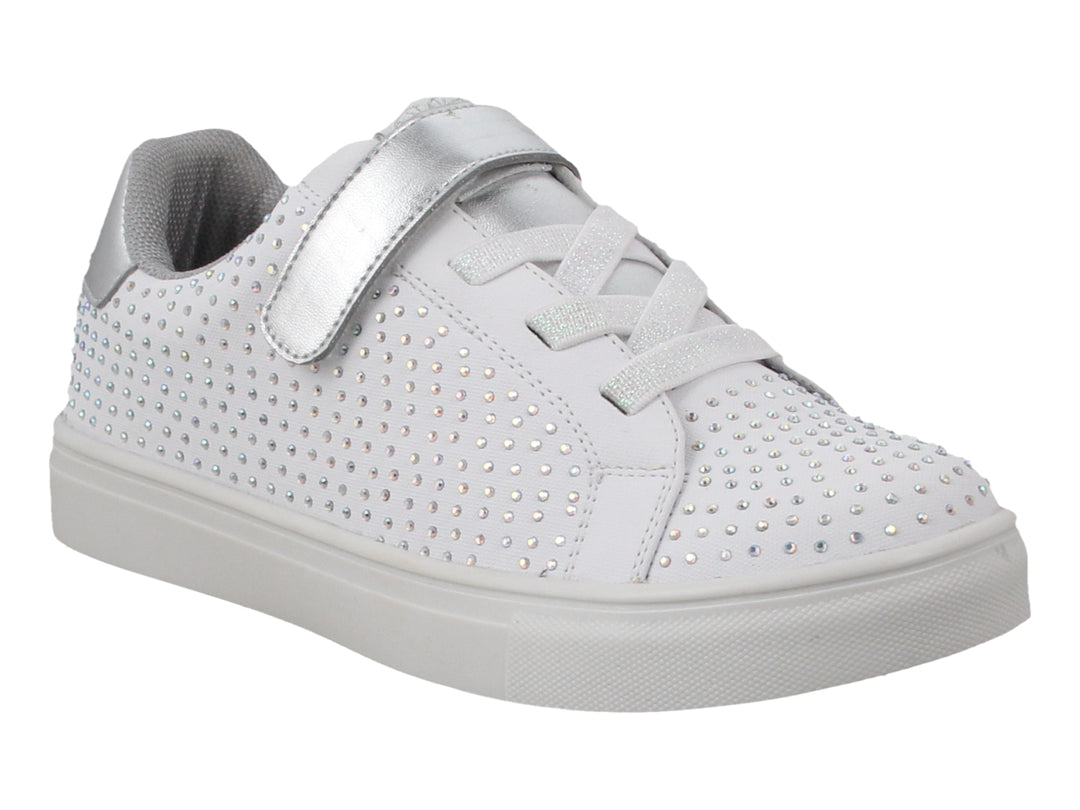 Tenis blancos con detalles plateados y pedrería brillante, con cierre de velcro y suela blanca.