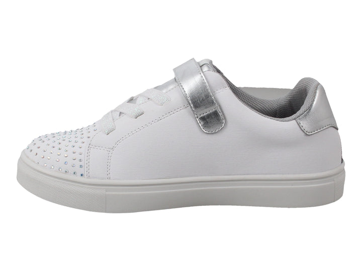 Tenis blancos con detalles plateados y pedrería brillante, con cierre de velcro y suela blanca.