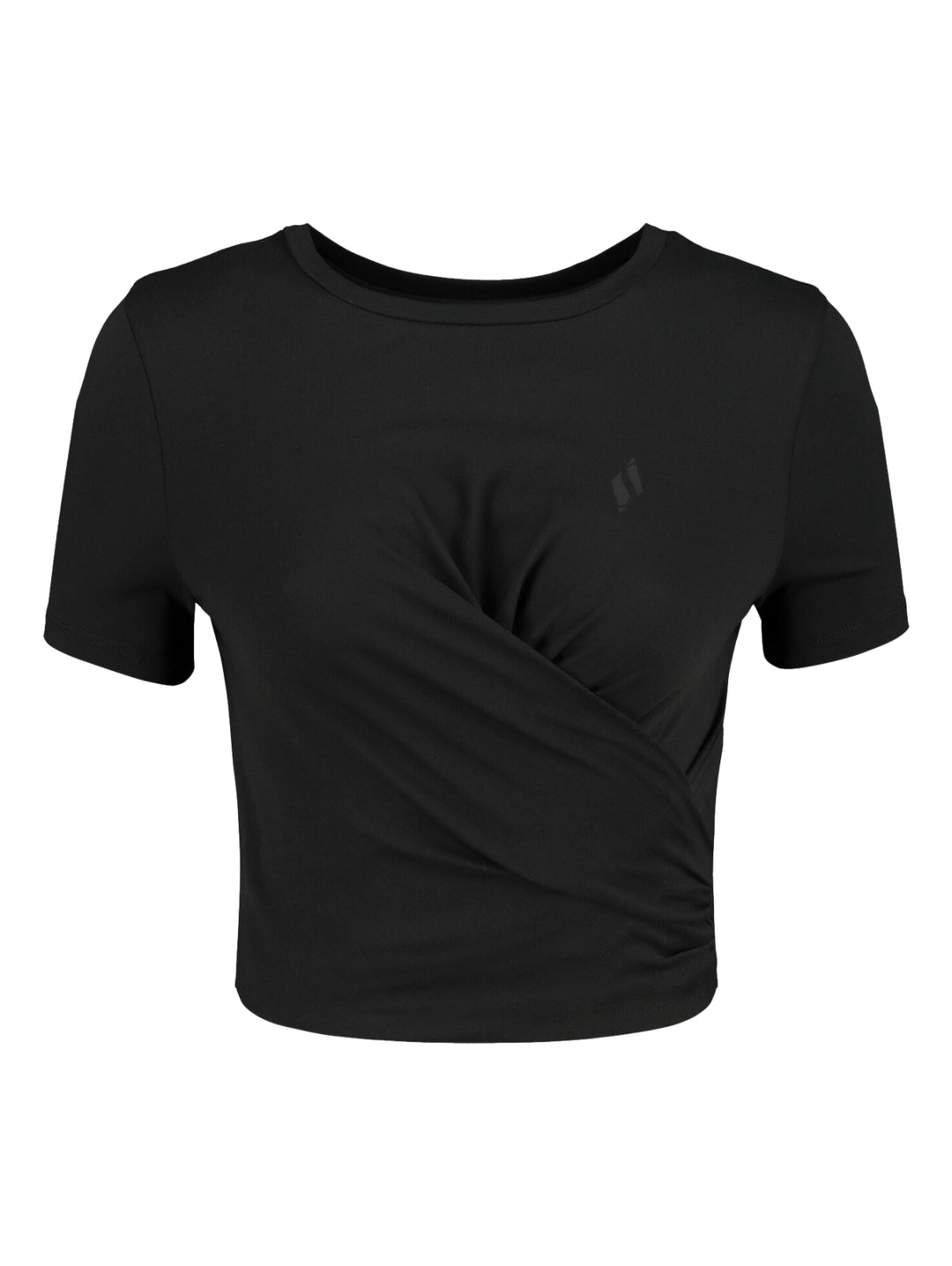 Mujer vistiendo playera deportiva negra de manga corta con diseño cruzado al frente.