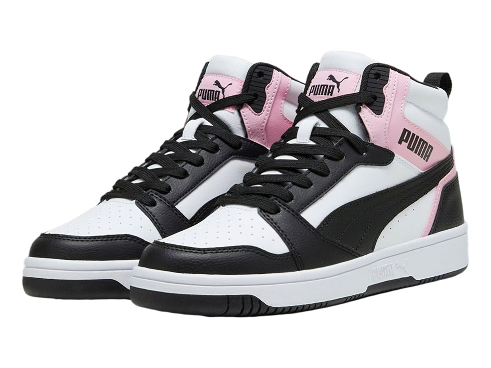 Tenis PUMA Rebound V6 de corte alto en colores blanco, negro y rosa lilac con suela blanca.