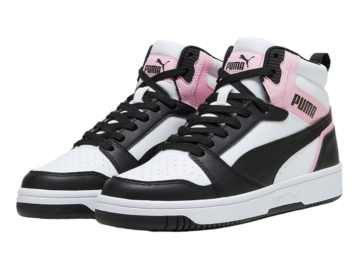 Tenis PUMA Rebound V6 de corte alto en colores blanco, negro y rosa lilac con suela blanca.