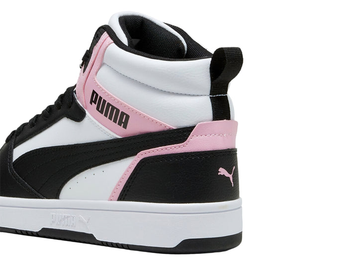 Tenis PUMA Rebound V6 de corte alto en colores blanco, negro y rosa lilac con suela blanca.