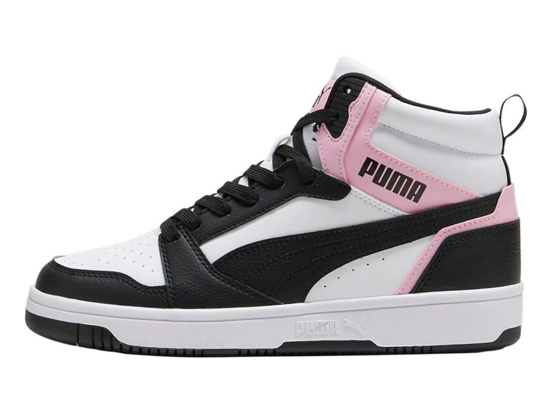 Tenis PUMA Rebound V6 de corte alto en colores blanco, negro y rosa lilac con suela blanca.