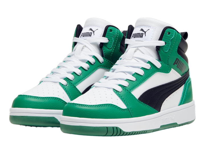 Tenis PUMA Rebound V6 Mid JR en colores blanco, verde y negro para niño.
