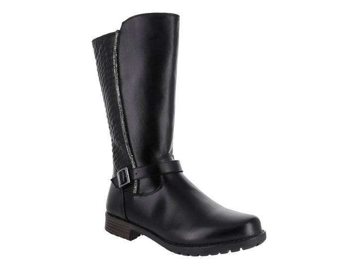Bota negra de caña media con detalle acolchado lateral, cremallera y hebilla decorativa.