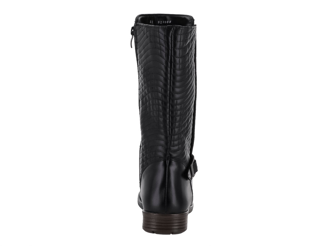 Bota negra de caña media con detalle acolchado lateral, cremallera y hebilla decorativa.