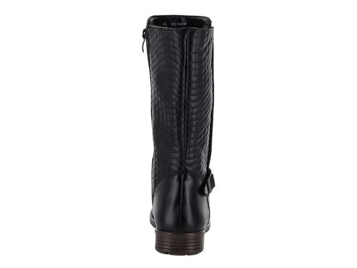 Bota negra de caña media con detalle acolchado lateral, cremallera y hebilla decorativa.