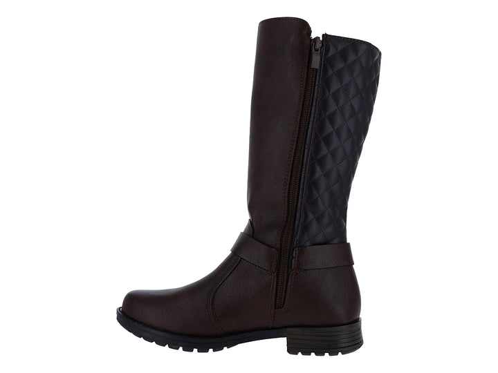 Bota color café para mujer con diseño acolchado en rombos y detalle de hebilla dorada en el tobillo.