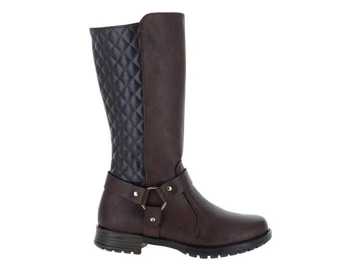 Bota color café para mujer con detalle acolchado en rombos y correa con hebilla dorada.