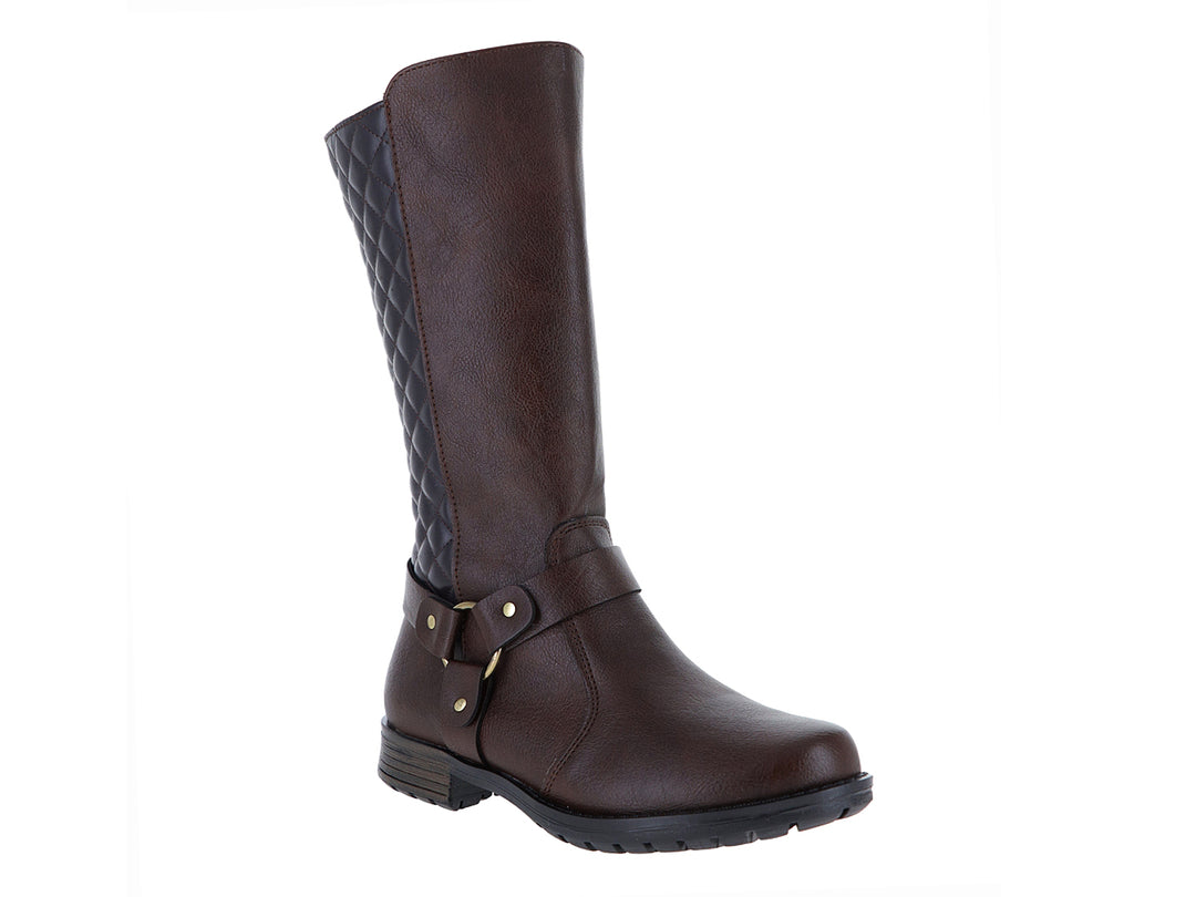Bota color café para mujer con detalle acolchado en rombos y correa con hebilla dorada.