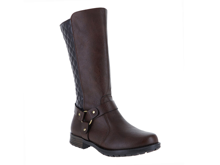 Bota color café para mujer con detalle acolchado en rombos y correa con hebilla dorada.