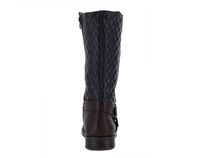 Bota color café para mujer con detalle acolchado en rombos y correa con hebilla dorada.