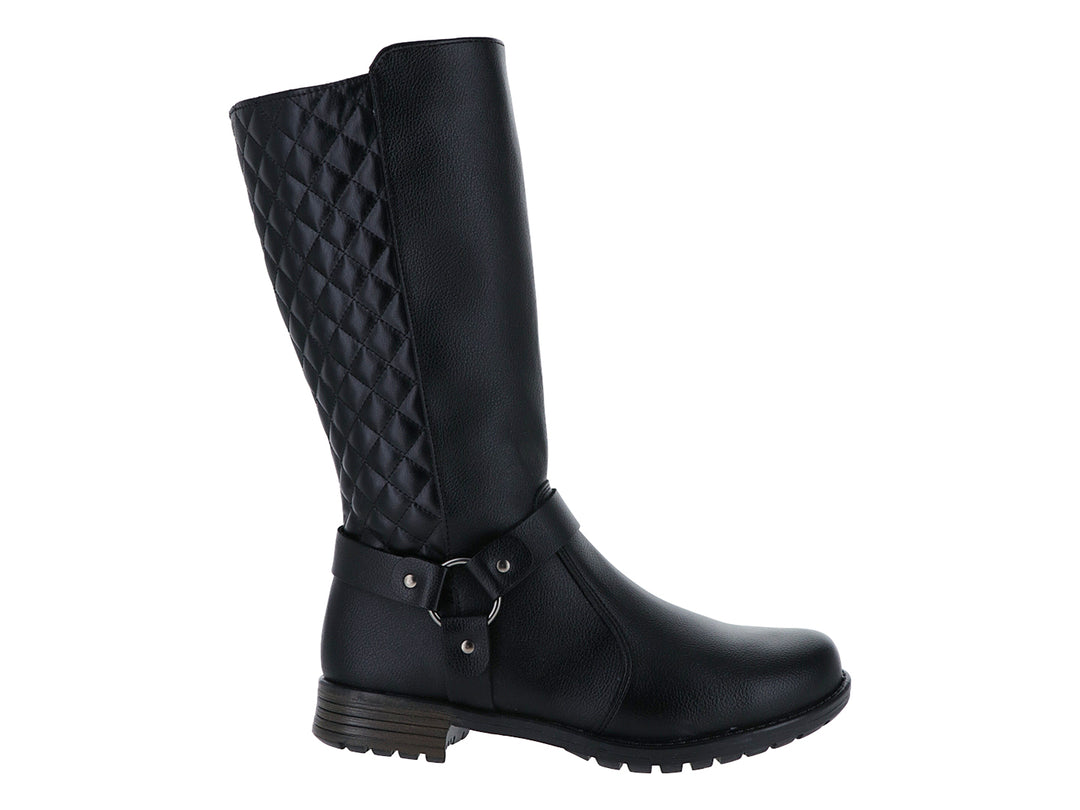 Bota negra de caña alta con detalle acolchado en rombos y correa con hebilla plateada.