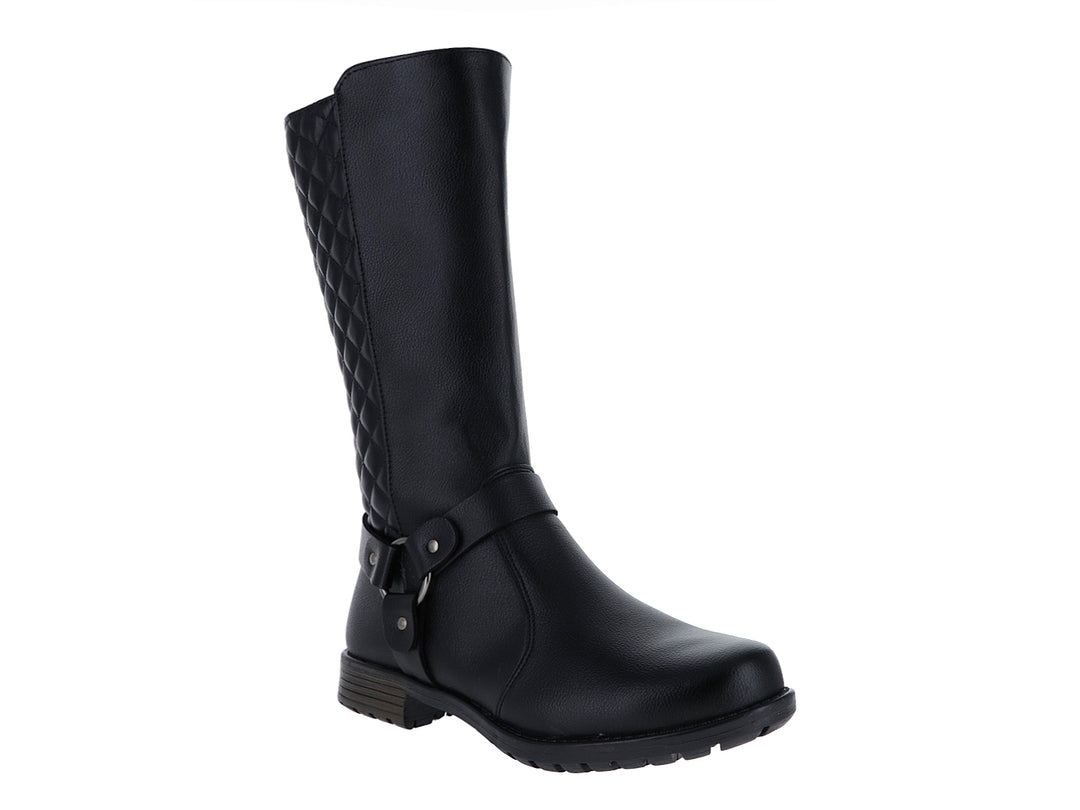 Bota negra de caña alta con detalle acolchado en rombos y correa con hebilla plateada.